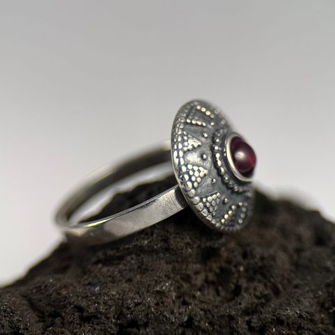 VELKOMORAVSKÝ STŘÍBRNÝ PRSTEN S GRANÁTEM, AG 925