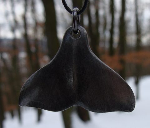 VELRYBÍ PLOUTEV, CÍNOVÝ AMULET
