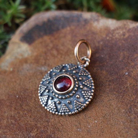 ISOLDA, GRANÁT, BRONZOVÝ PŘÍVĚŠEK