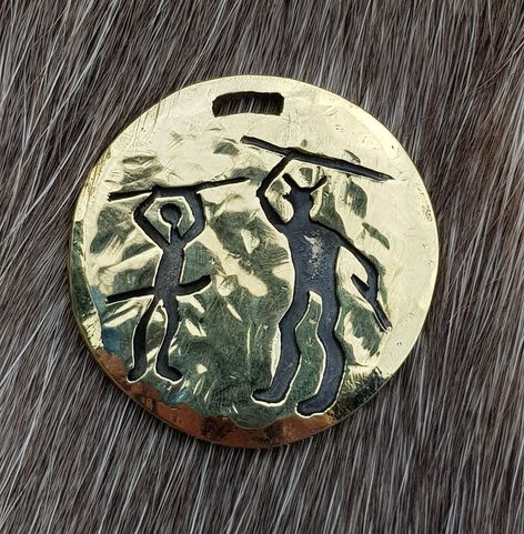 KRIGER, VÁLEČNICKÝ AMULET, SKALNÍ RYTINA TANUM, ŠVÉDSKO, MOSAZ