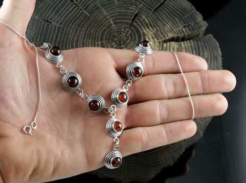 MAZURKA, STŘÍBRNÝ NÁHRDELNÍK S JANTAREM, AG 925 15 G