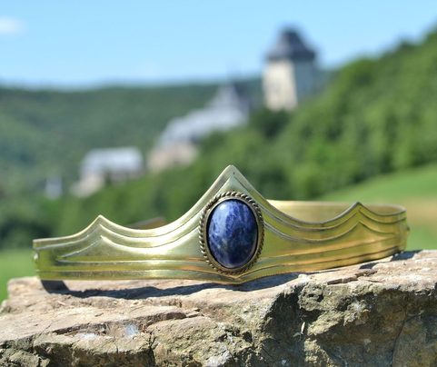 GRACIA - GOTICKÁ KORUNKA, MOSAZ, SODALIT NEBO LAPIS, 1 KÁMEN