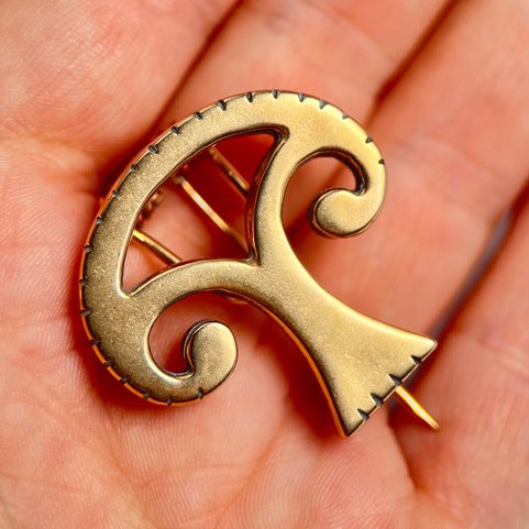 PELTOIDNÍ PROLAMOVANÁ SPONA, MUŠOV, BRONZ, REPLIKA