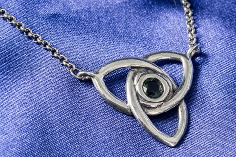 TRIQUETRA, STŘÍBRNÝ NÁHRDELNÍK S VLTAVÍNEM, AG 925