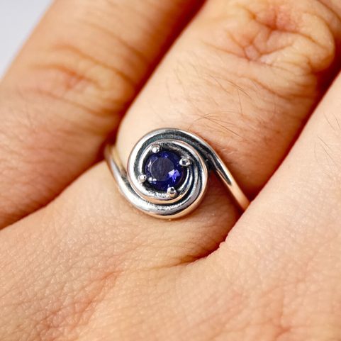 NORICA, STŘÍBRNÝ PRSTEN, IOLIT, AG 925/1000