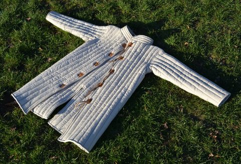 PROŠÍVANICE, LH GAMBESON, LEN A VLNA, DLOUHÝ RUKÁV