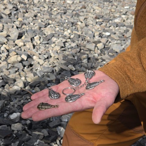 KLÍČENKA S TRILOBITEM, ZINEK