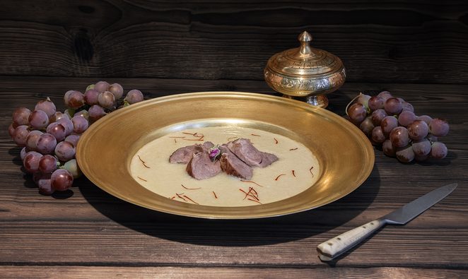 Skopové maso s vínem v hrozních