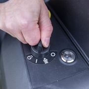 SCHEPPACH TMR 452-98H-RD TRAVNÍ TRAKTOR 98 CM SE ZADNÍM VÝHOZEM A HYDROSTATICKOU PŘEVODOVKOU - TRAKTORY SE SBĚRNÝM KOŠEM - TRAKTORY