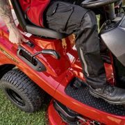 ZAHRADNÍ TRAKTOR T 13-93.3 HD COMFORT SOLO BY AL-KO - TRAKTORY SE SBĚRNÝM KOŠEM - TRAKTORY