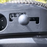 SCHEPPACH TMR 452-98H-RD TRAVNÍ TRAKTOR 98 CM SE ZADNÍM VÝHOZEM A HYDROSTATICKOU PŘEVODOVKOU - TRAKTORY SE SBĚRNÝM KOŠEM - TRAKTORY