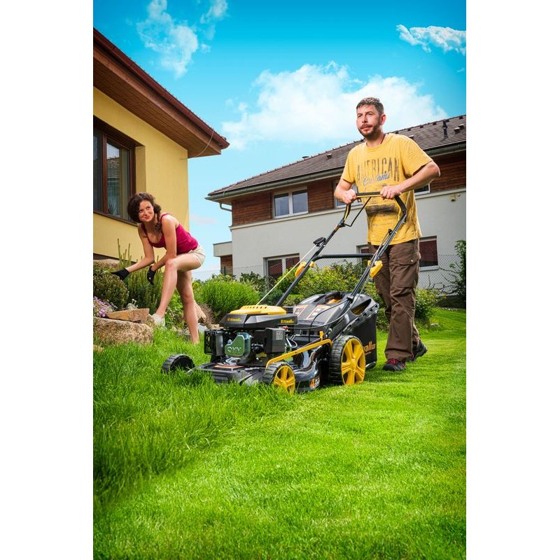 RIWALL PRO RPM 5135 MULTIFUNKČNÍ TRAVNÍ SEKAČKA 4 V 1 S BENZINOVÝM MOTOREM A POJEZDEM - SEKAČKY SE ZÁBĚREM 50-56 CM - SEKAČKY