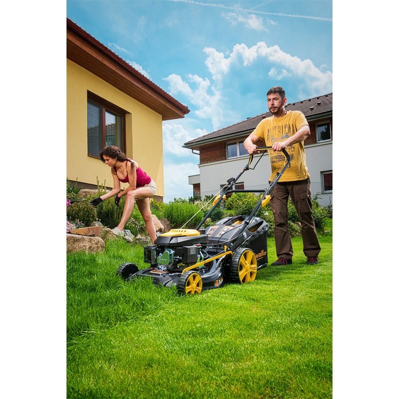 RIWALL PRO RPM 5135 MULTIFUNKČNÍ TRAVNÍ SEKAČKA 4 V 1 S BENZINOVÝM MOTOREM A POJEZDEM - SEKAČKY SE ZÁBĚREM 50-56 CM - SEKAČKY