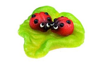 Dvě berušky na listu - marcipánová figurka na dort