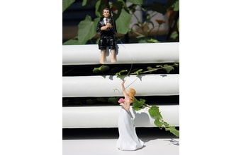 Ženich s prutem chytá nevěstu 50% akce - svatební figurky na dort
