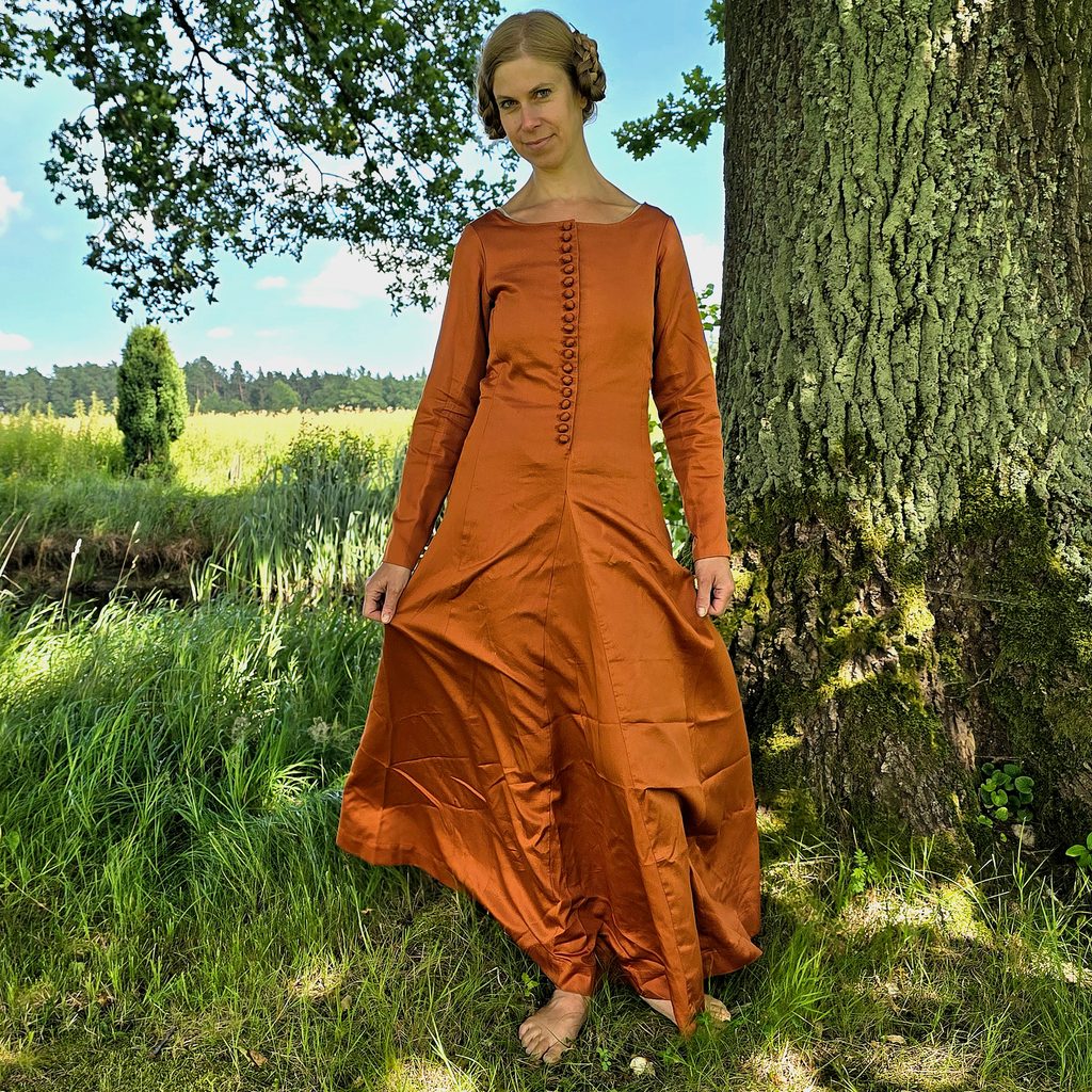 WOMEN'S DRESS - LESSER NOBLEWOMAN / WEALTHIER TOWNSWOMAN