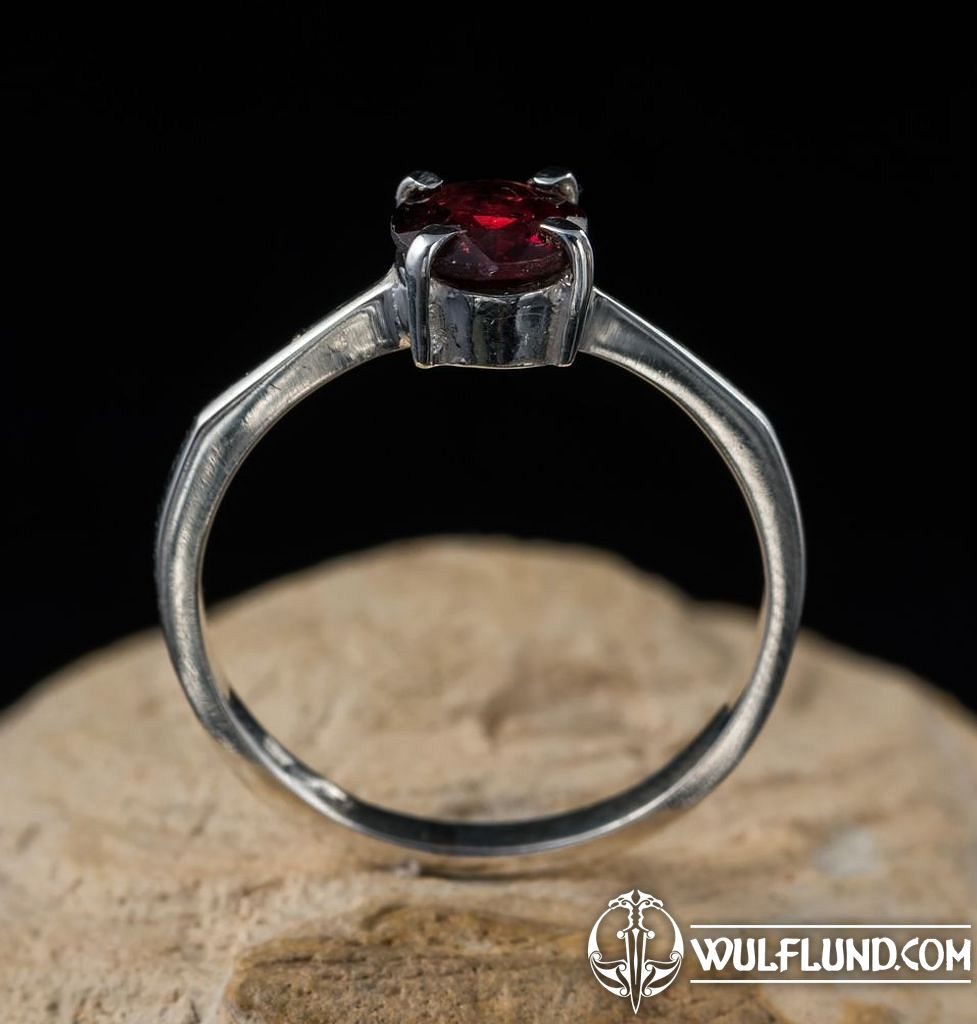 Gold Ring with Garnet and Diamonds | KLENOTA