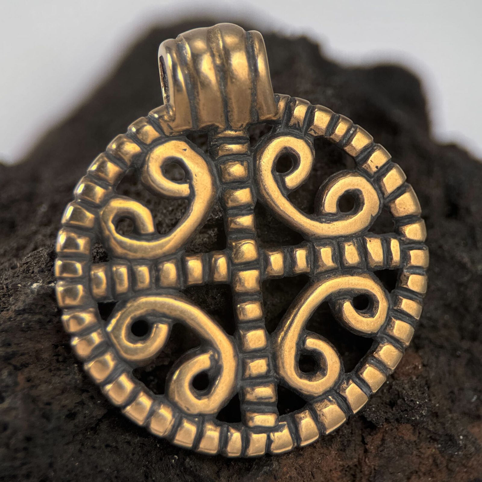 SEC Partner箔 水月 那波 DIVINE CROSS Black Hills Gold Cross Estate Pendant 075863 - Alaska Mint