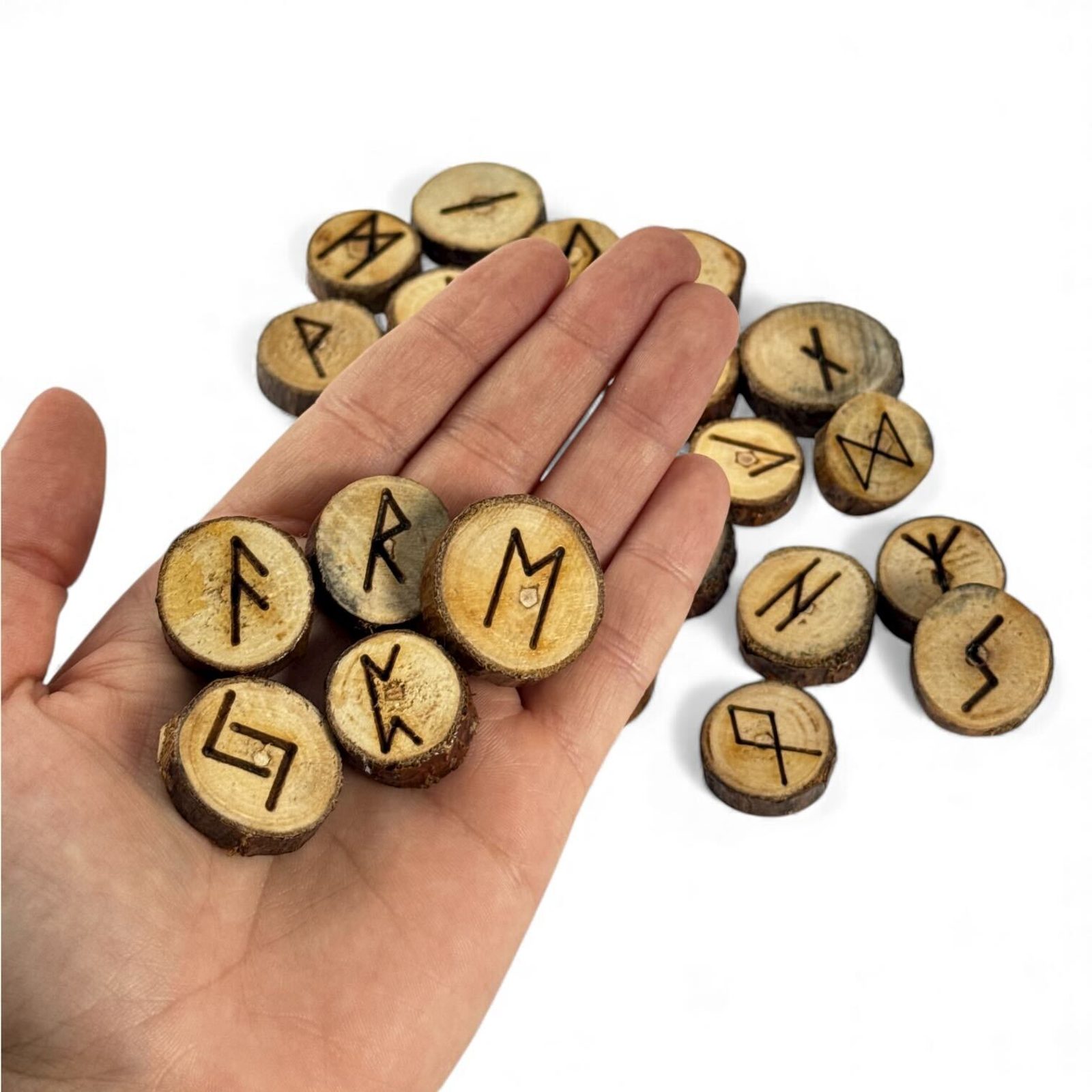Ensemble de runes avec manuel et pochette – 25 runes de divination en bois pour artisanat de sorcière, mythologie nordique et méditation | Outils spirituels adaptés aux débutants pour se