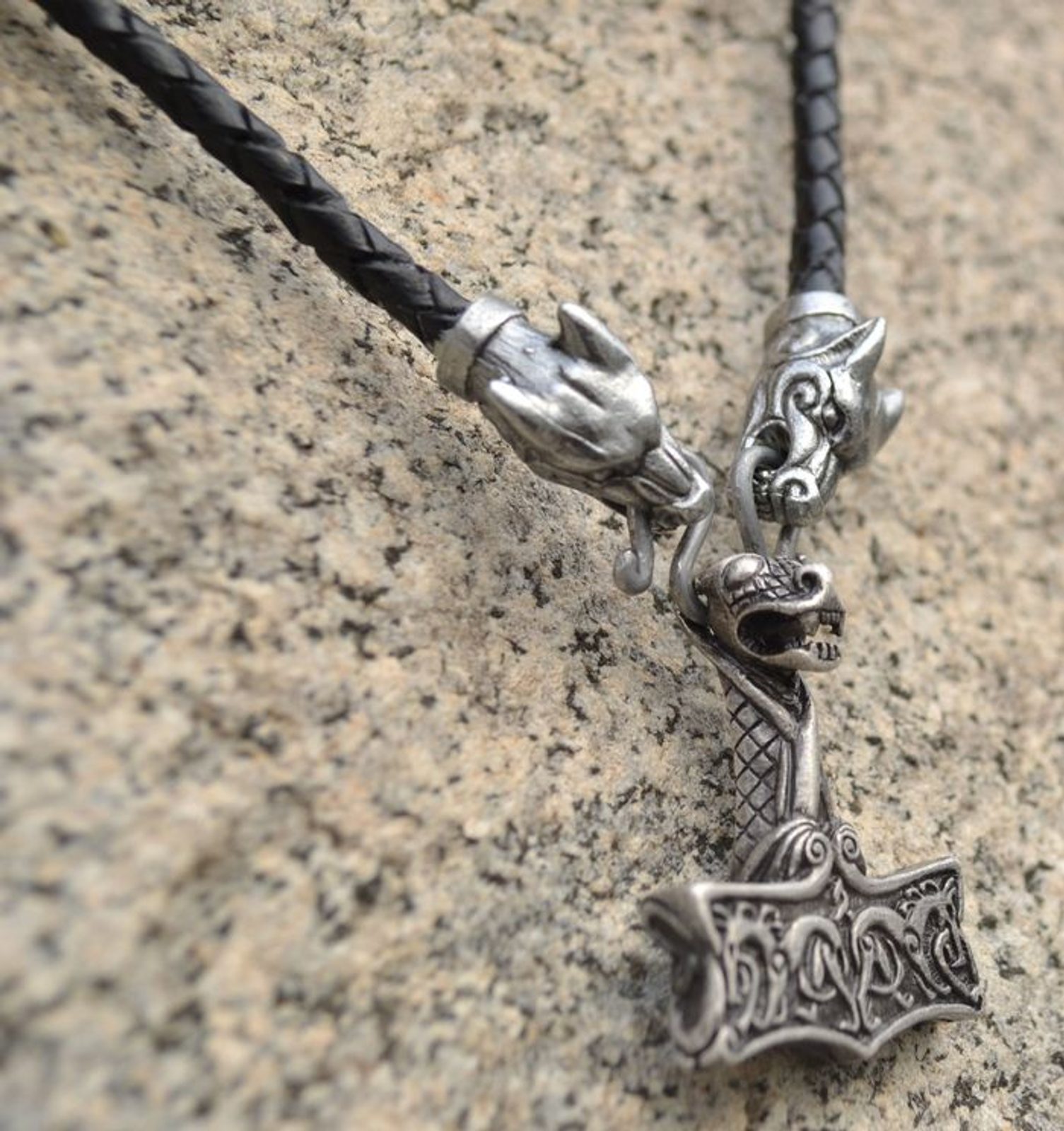 アクセサリー T90 OSEBERG, Thor Hammer, braided leather necklace Wulflund