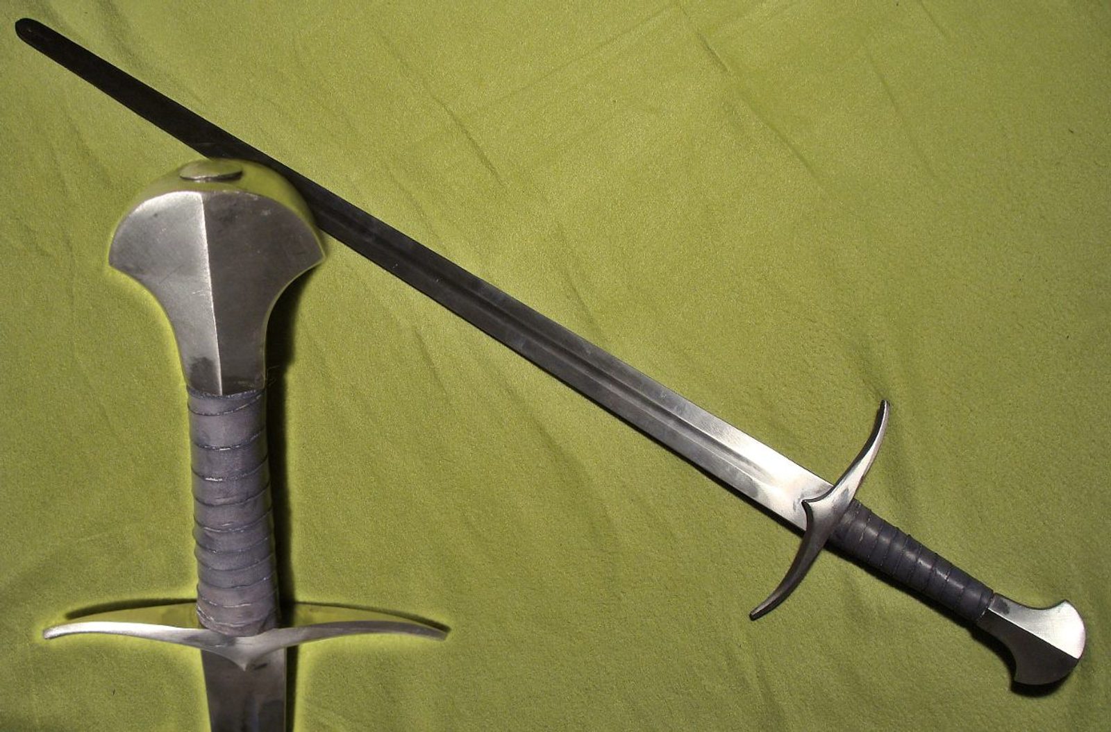 Épée Longue Médiévale Deux Mains – Acier Carbone, Fourreau Bois, Prête Au Combat
