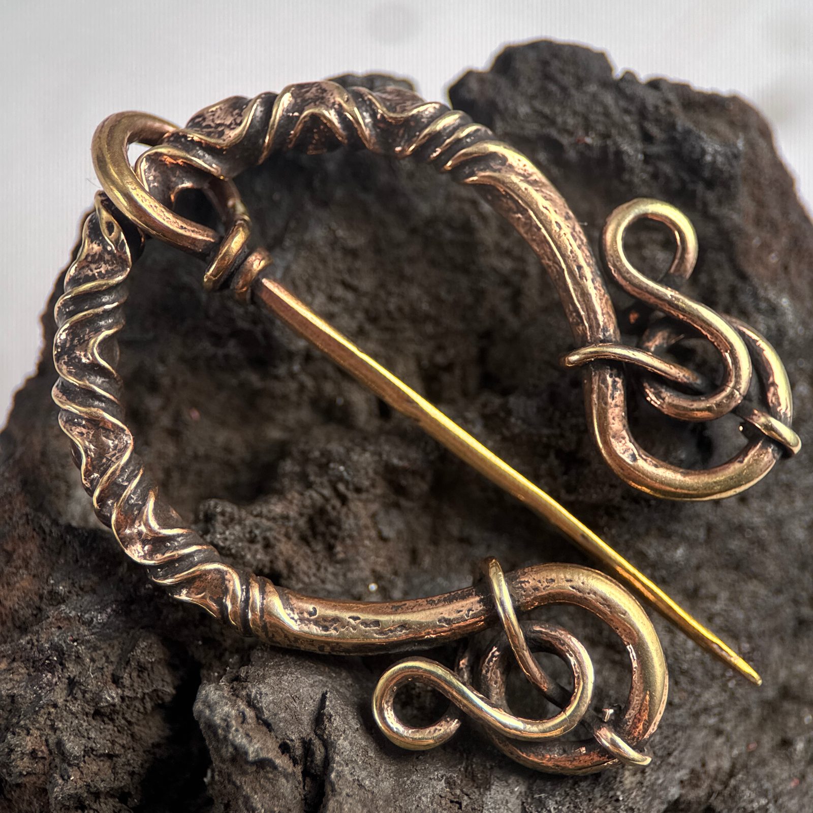 Broche Bronze Irlandaise Avec Pierres Vertes, Noires Et Cornaline - Style Celtique