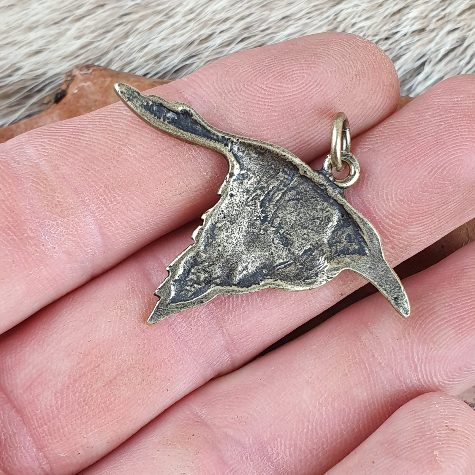 Pendentif petite dent en corne de buffle naturelle avec capuchon en