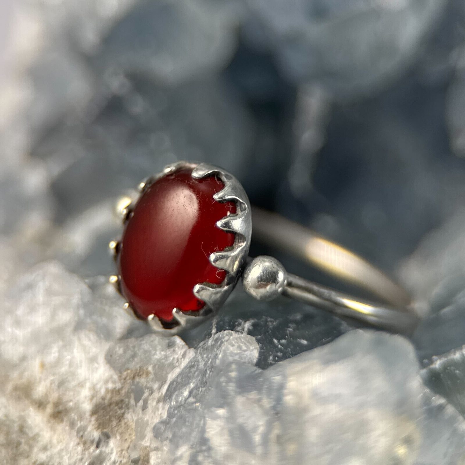 Bague Ancienne En Argent Poinçonnée - Taille 53/55 - Avec Pierre Grenat - Style Griffe - Occasion Dans Son Jus