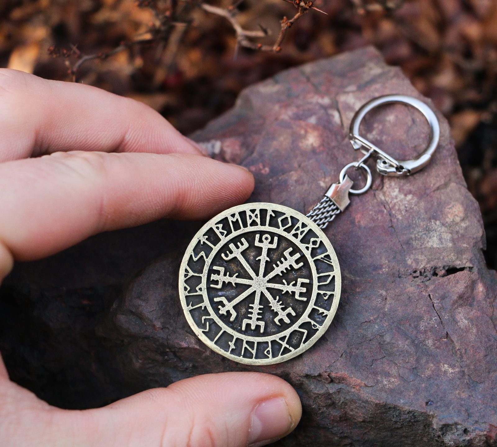 VEGVISIR, Icelandic Rrunes, Keychain, zinc ant. brass Wulflund