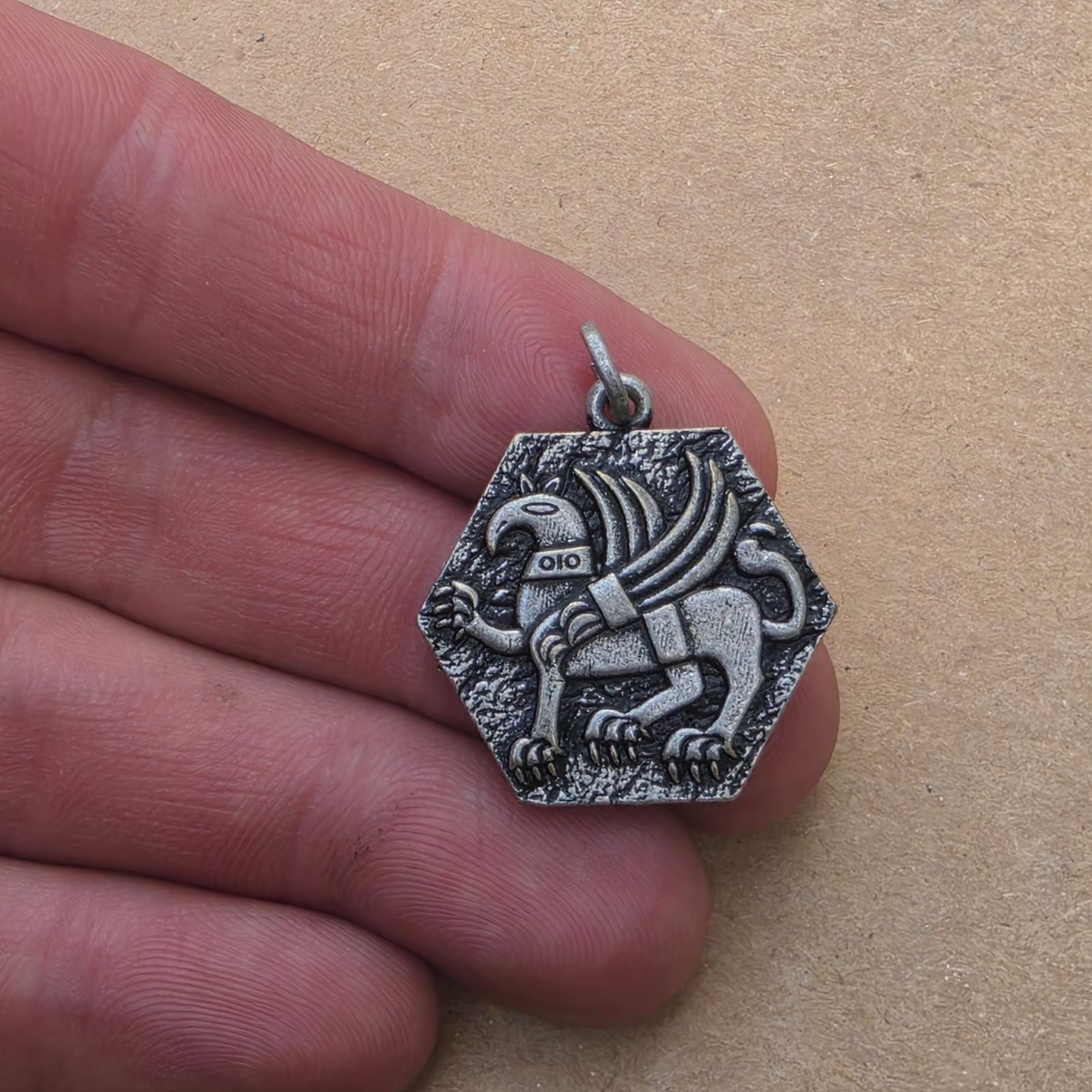 Prague Griffin, pendant Wulflund