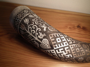 SLAVIC EMBROIDERY II, ENGRAVED DRINKING HORN, 0.9 L - CORNES À BOIRE