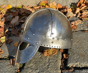 VIKING OCULAR HELM, 2 MM THICK, DECORATED BY HAMMERING - CASQUES VIKINGS ET À NASALE