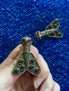 MEROVINGIAN BRONZE AND GARNET CICADA BROOCH, 5TH CENTURY - KOSTÜM BROSCHEN, FIBULAE