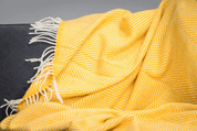 YELLOW HERRINGBONE THROW, MERINO WOOL - COUVERTURES ET CHÂLES EN LAINE D'IRLANDE