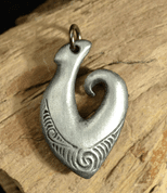 HEI MATAU. TRIBAL PENDANT, MAORI, TIN - ANDERE ANHÄNGER