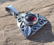 BOUDICCA, STERLING SILVER PENDANT WITH GARNET - PENDANTS