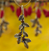 PREISELBEEREN, ANHÄNGER, BRONZE - MODESCHMUCK