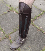 HEAVY LEATHER GREAVES REINFORCED WITH STEEL STRIPS, PRICE FOR THE PAIR - GANTS ET ARMURES DE CUIR.