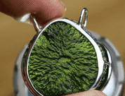 UROBOROS, PENDENTIF EN ARGENT, MOLDAVITE AG 925 - BIJOUX À MOLDAVITES TCHÈQUES