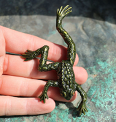 FROG, COSTUME BROOCH - COSTUME JEWELLERY