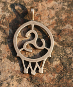 TRISKELE IN CIRCLE, BRONZE PENDANT - ANHÄNGER, HALSKETTEN