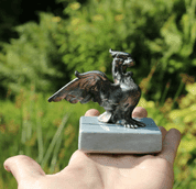 GRIFFON SUR UN PIÉDESTAL EN PIERRE, L'ÉTAIN - MINIATURES EN ÉTAIN