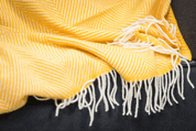 YELLOW HERRINGBONE THROW, MERINO WOOL - WOLLDECKEN UND SCHALS AUS IRLAND