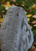 TRIQUETRA STEINRELIEF AUS SANDSTEIN - GARTENDEKO