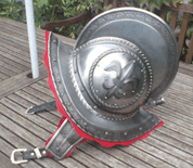 MORION HELMET WITH FLEUR DE LIS, DECORATED - ANDERE HELME