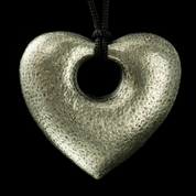 COEUR, PENDENTIF EN ÉTAIN, AMULETTE - INSPIRATION MÉDIÉVALE ET AUTRE