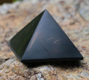 SHUNGITE PYRAMIDE, THE STONE OF LIFE, RUSSIA 4 CM - PRODUCTS FROM STONES