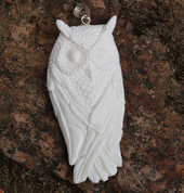 HIBOU, PENDENTIF EN OS SCULPTÉ - BIJOUX ANIMALIERS