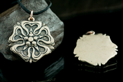 ROSE, HOUSE OF ROSENBERGS, PENDANT, BRONZE - BRONZE HISTORICAL JEWELS