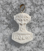 THOR'S HAMMER, PENDENTIF EN OS SCULPTÉ - INSPIRATION NORDIQUE ET VIKING